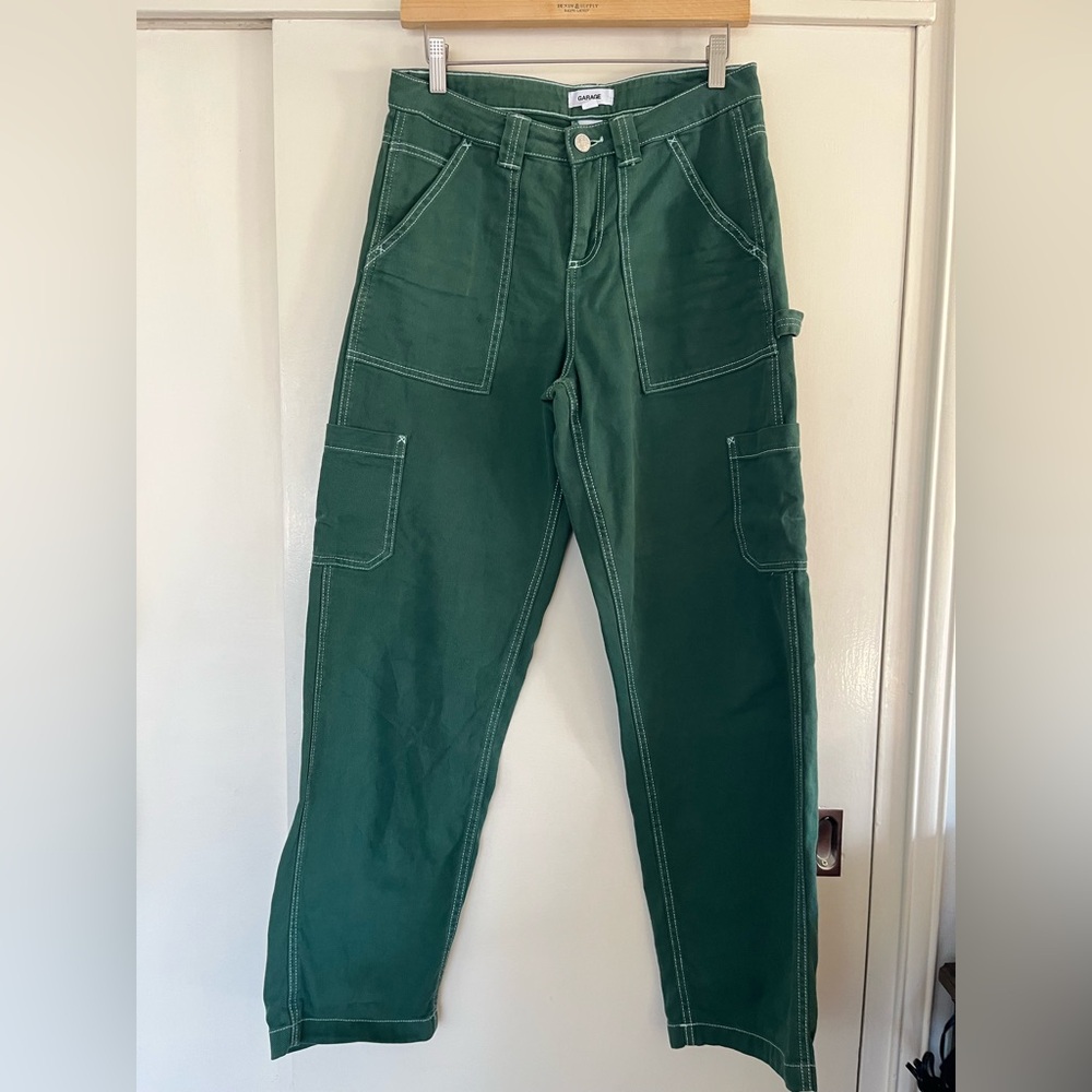 Women’s/Junior Garage cargo utility pants in hunter green. Size 3